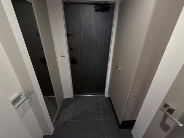 玄関　同物件別部屋写真