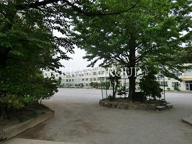 小学校　足立区立江北小学校（小学校）まで303m