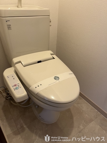 トイレ　別号室の写真になります。