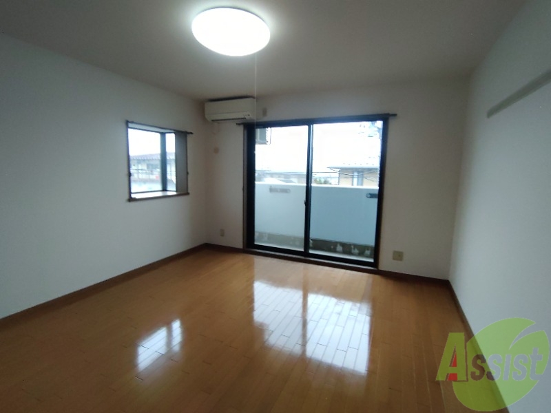 居室・リビング　大きな窓からたくさんの陽が差すリビングです。