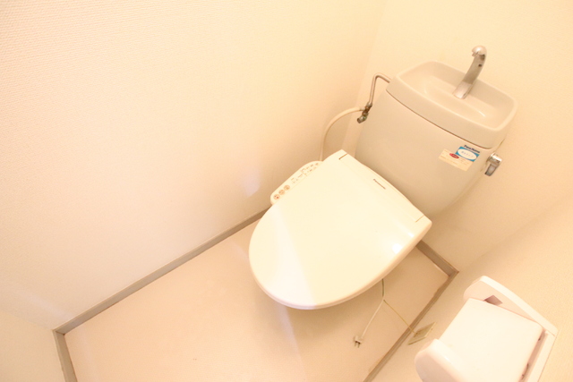 トイレ　清掃前のお写真です