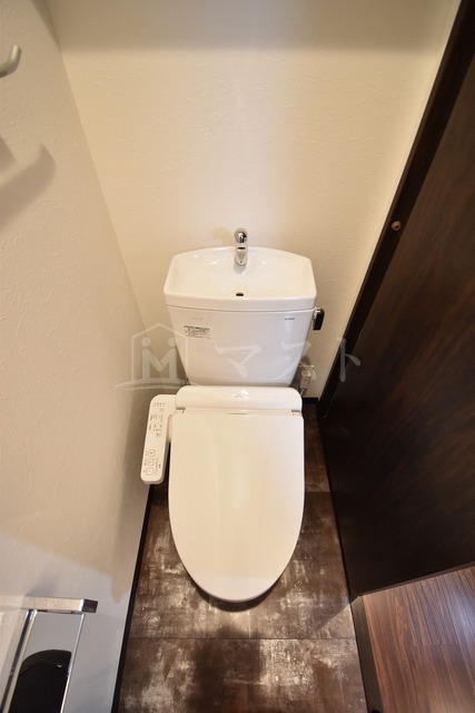 トイレ　※奇数階カラーはホワイト系です。