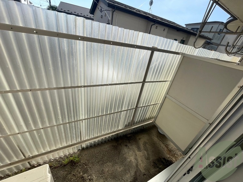 バルコニー　こちらはバルコニーになります。周りが隠れているので安心です。