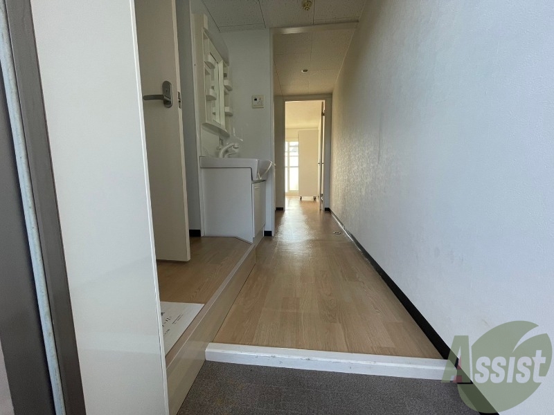 玄関　こちらは玄関になります。照明設備もございます。