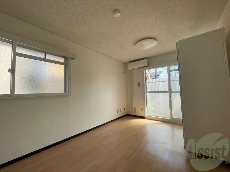 居室・リビング　こちらは６．５帖の洋室になります。一人には丁度いいですね。