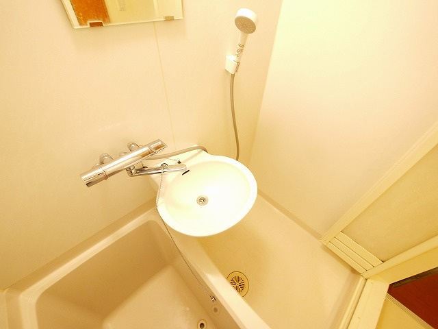 洗面設備　ゆったりとスペースのある洗面所