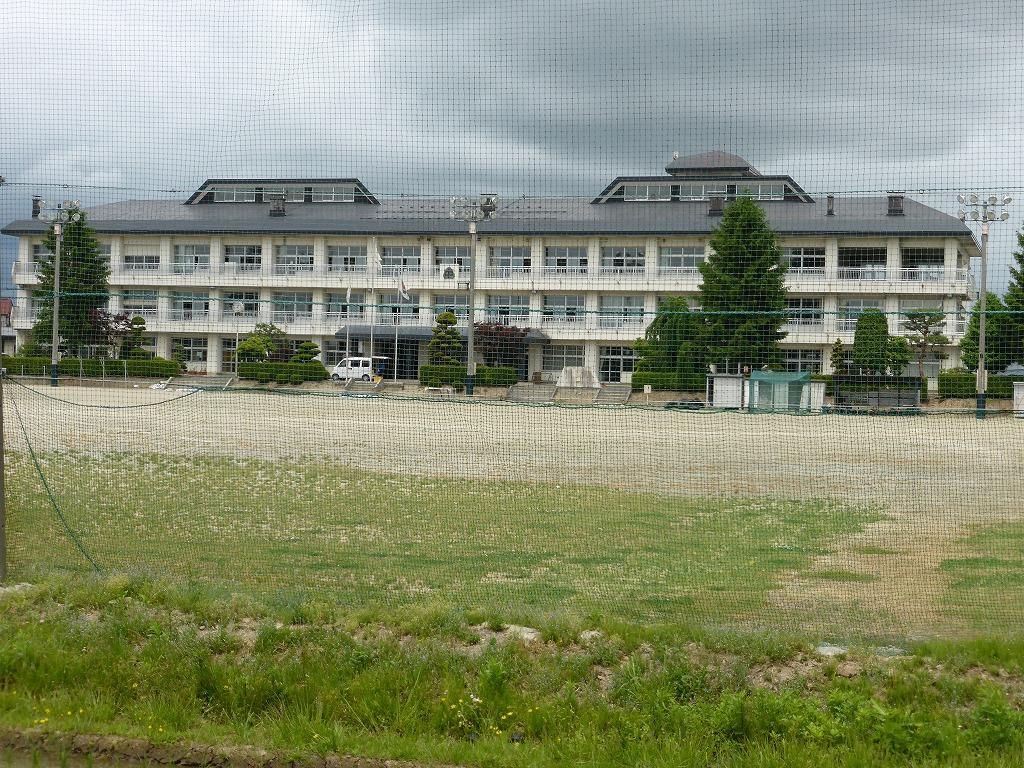 中学校　花巻市立南城中学校（中学校）まで2013m