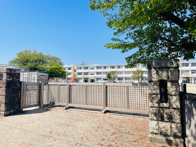 小学校　鈴鹿市立牧田小学校（小学校）まで594m