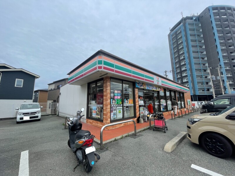 コンビニ　セブンイレブン古賀花見東7丁目店（コンビニ）まで640m