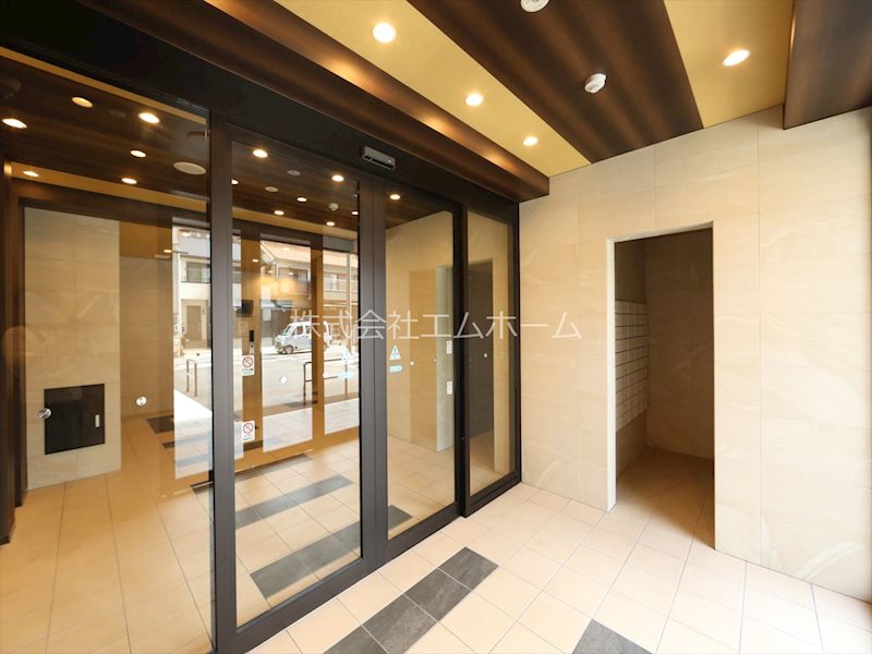 エントランス　エントランス　オートロック　宅配ＢＯＸ　防犯カメラ