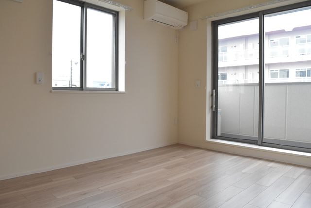 その他部屋・スペース　２面採光なので、明るく風通しのよい過ごしやすいお部屋です♪