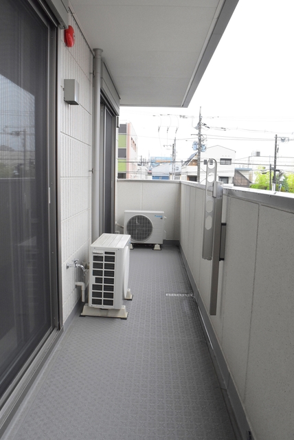 バルコニー　お天気のいい日は洗濯物も気持ちよく干せますね！