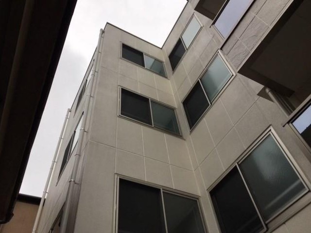 建物外観　鉄骨造５階建て