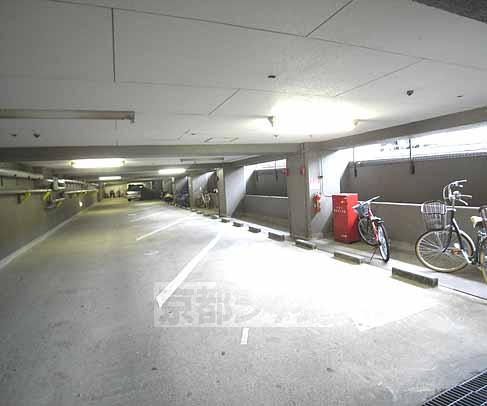 駐車場　屋根付き駐車場です。