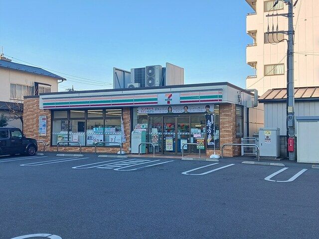 コンビニ　セブンイレブン足立栗原４丁目店（コンビニ）まで153m