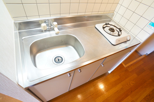 キッチン　調理スペースも広々しておりますので料理もはかどります！