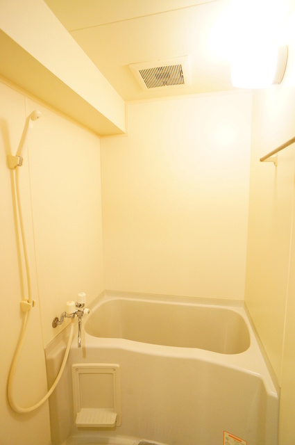 バス・シャワールーム　清潔感のある浴室で、１日の疲れを癒しリラックスできます。