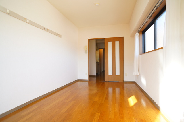 その他部屋・スペース　明るい色合いのフローリングが優しい雰囲気の室内です☆