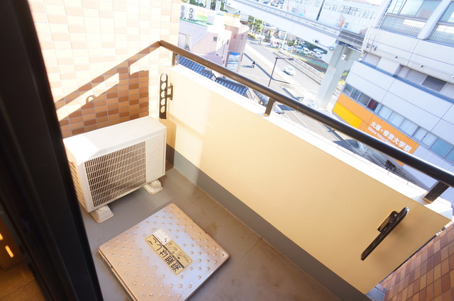 バルコニー　バルコニーがあるので洗濯物を太陽の下で干すことができます♪