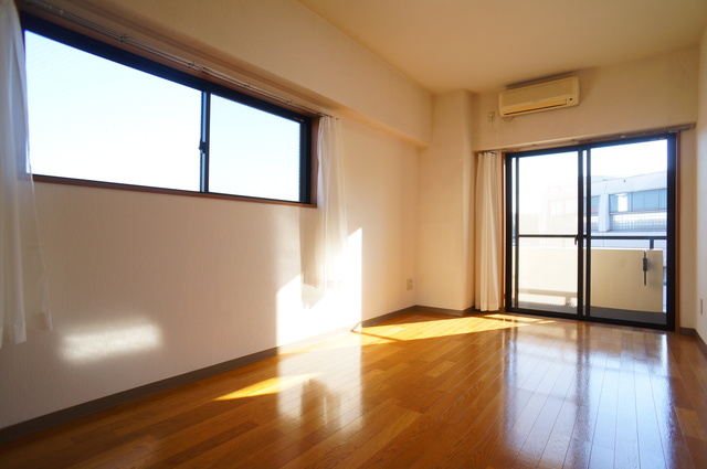 居室・リビング　南西向きの明るい２面採光！風通しももちろん良好です♪