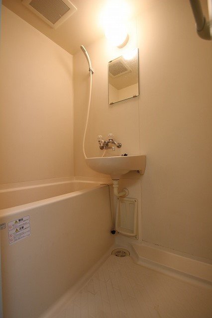 バス・シャワールーム　同物件、別号室のものです。