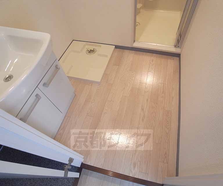 洗面設備　きれいで広い脱衣所スペースです・