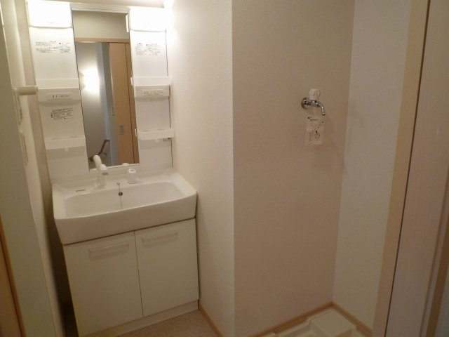 洗面設備　ゆったりとスペースのある洗面所