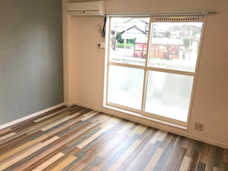 居室・リビング　アクセントクロスがお洒落です。