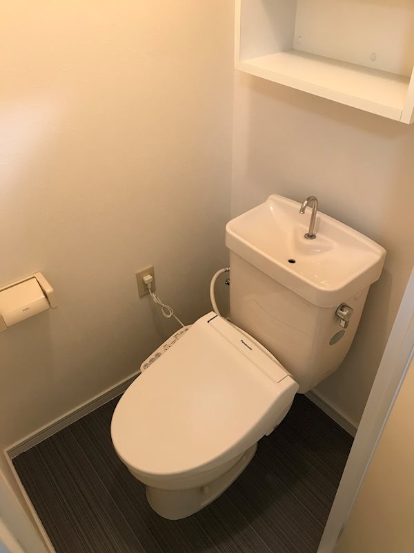 トイレ　温水洗浄便座完備です。