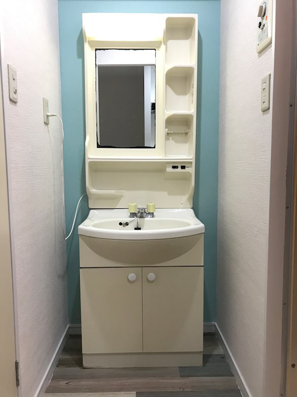 洗面設備　独立した洗面台です。