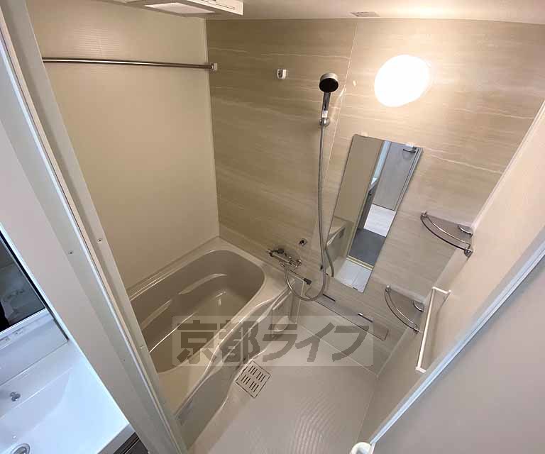 バス・シャワールーム　鏡のある便利なお風呂