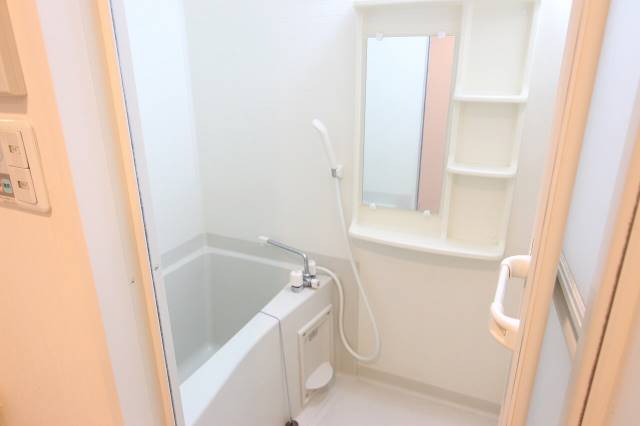 バス・シャワールーム　お風呂も広くてキレイですね