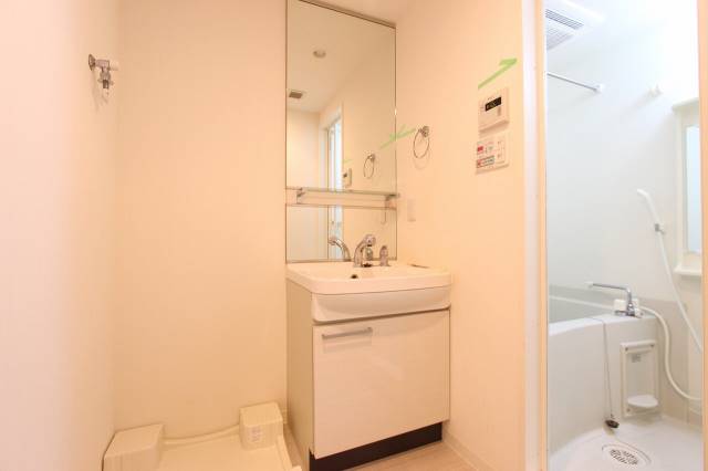 洗面設備　脱衣室もついてます