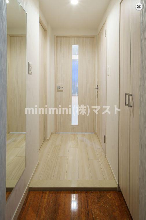 玄関　※偶数階は茶系のカラーです