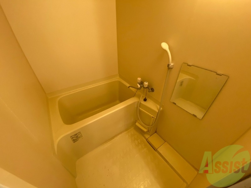 バス・シャワールーム　バスルームは狭すぎず、シャワーも浴びやすそうです。