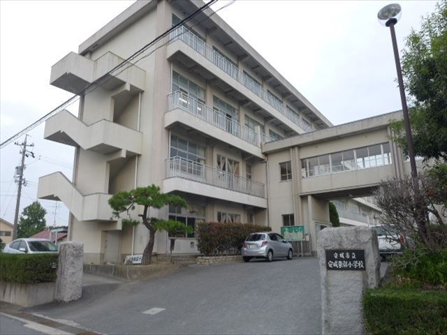 小学校　安城東部小学校（小学校）まで889m