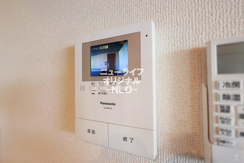 洗面設備　シャワー付き洗面台で忙しい朝でも楽に身支度が出来ます！