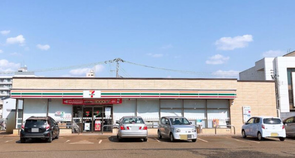 コンビニ　セブンイレブン長岡日赤町1丁目店（コンビニ）まで400m