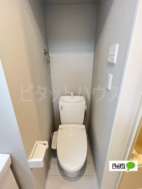 トイレ　温水洗浄便座です