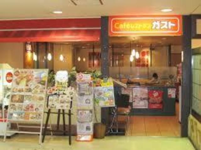 飲食店　ガスト西新井店（飲食店）まで757m