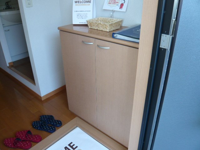 玄関　※別部屋参考写真