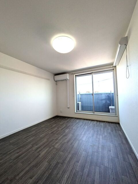 居室・リビング　明るい印象の洋室です