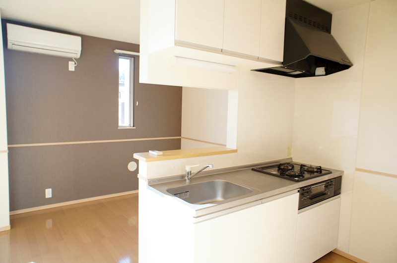 キッチン　３口ガスコンログリル付システムキッチンでお料理ラクラク