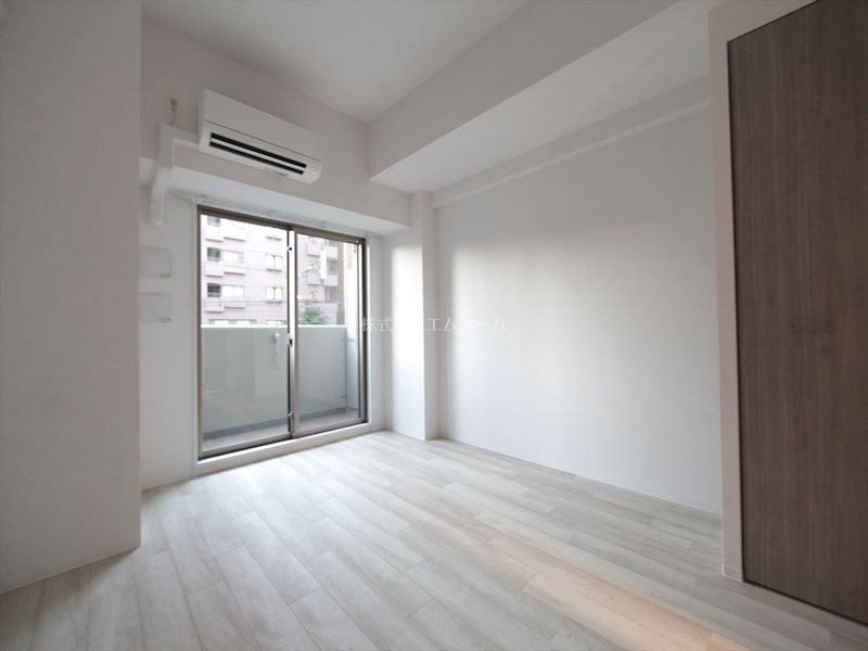 バルコニー　洋室7.4帖　エアコン完備　バルコニーに面しています