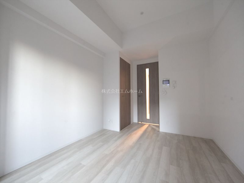 居室・リビング　洋室7.4帖　エアコン完備　バルコニーに面しています