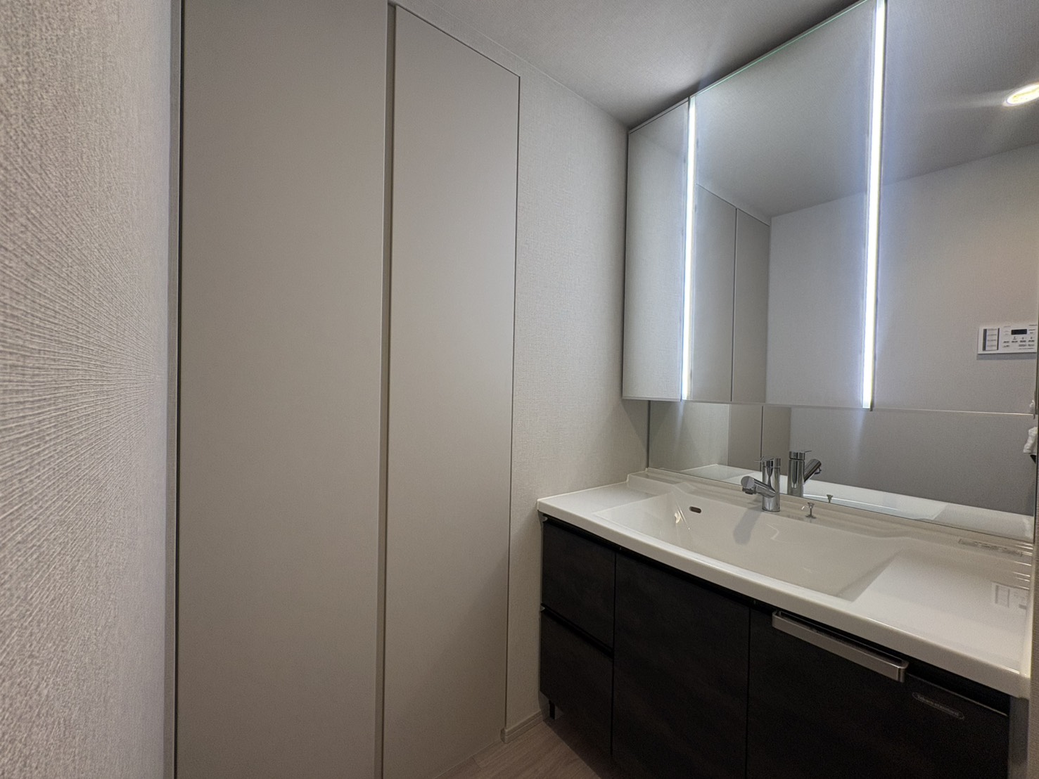 洗面設備　三面鏡の化粧台+収納