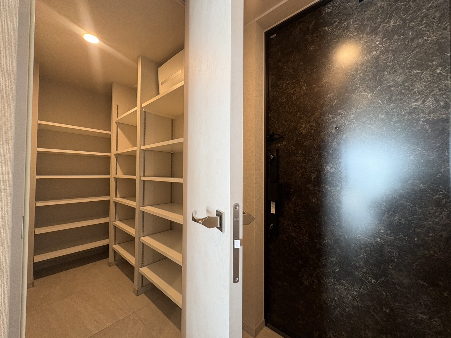 収納　シューズクロークが広い