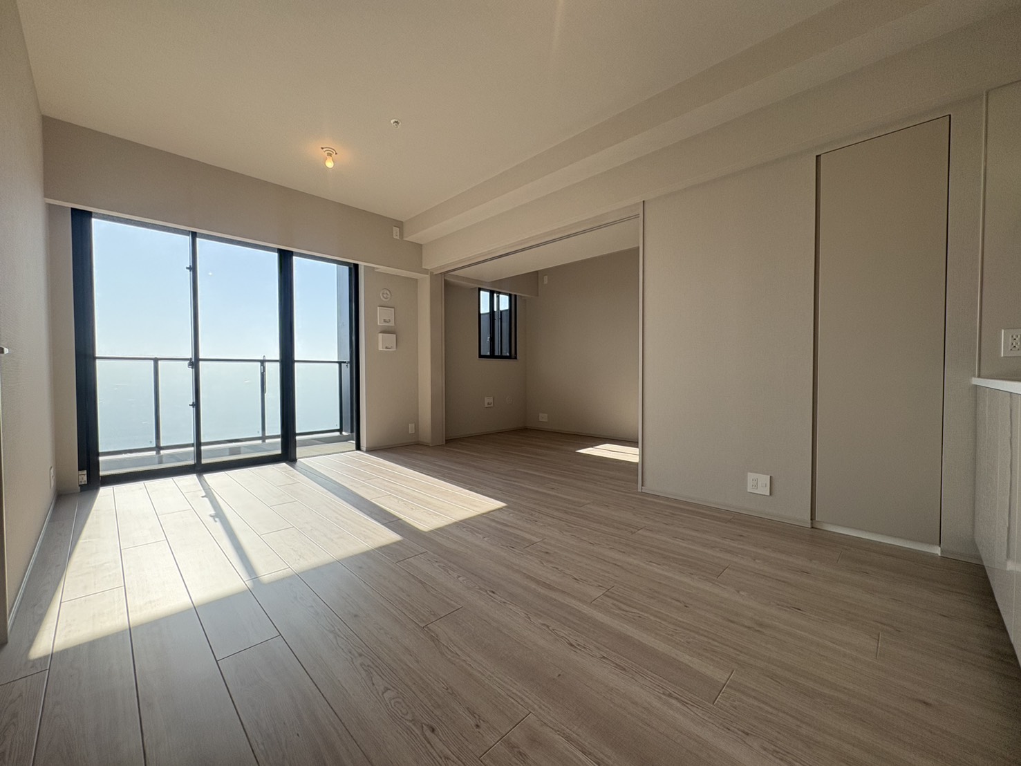 居室・リビング　南向きの明るいリビング