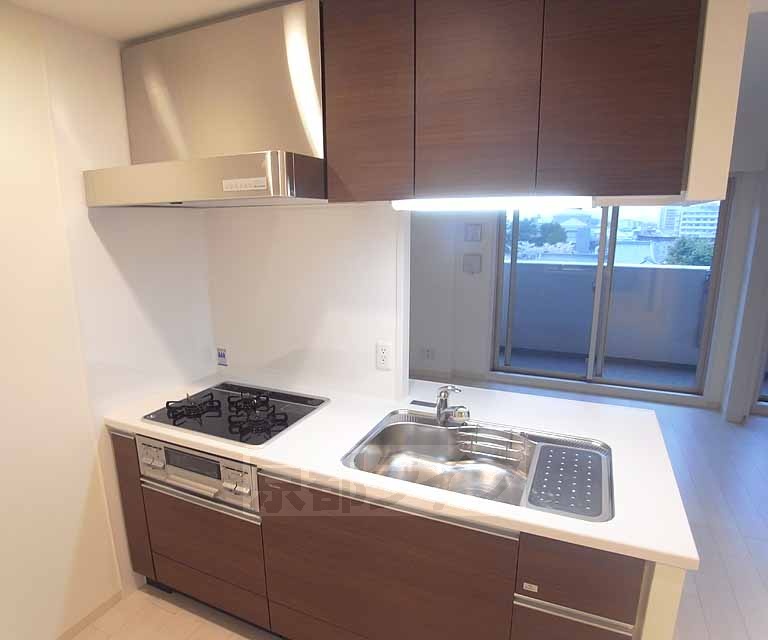 キッチン　テレビを見ながら料理もできますね