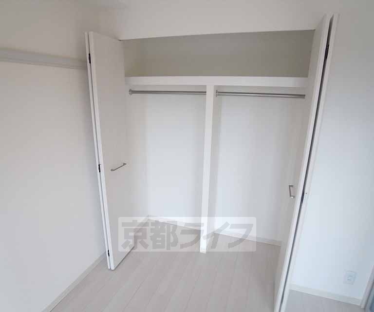 収納　ポールがあるのでたくさん衣類を収納できますね